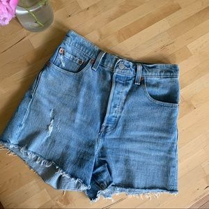 Levi’s Ribcage shorts in Tango Light